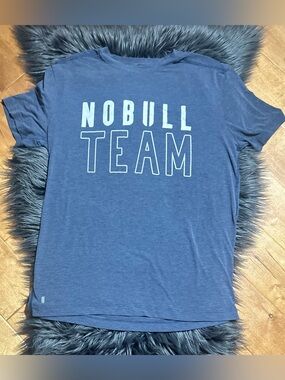 NOBULL Team Graphic Tee Navy Blue Size Medium